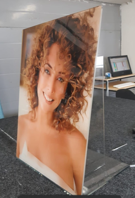 Фотографии на подставке из стекла